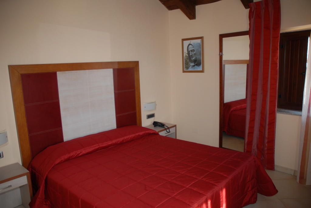 Hotel Conte Ruggero Serra San Bruno Szoba fotó