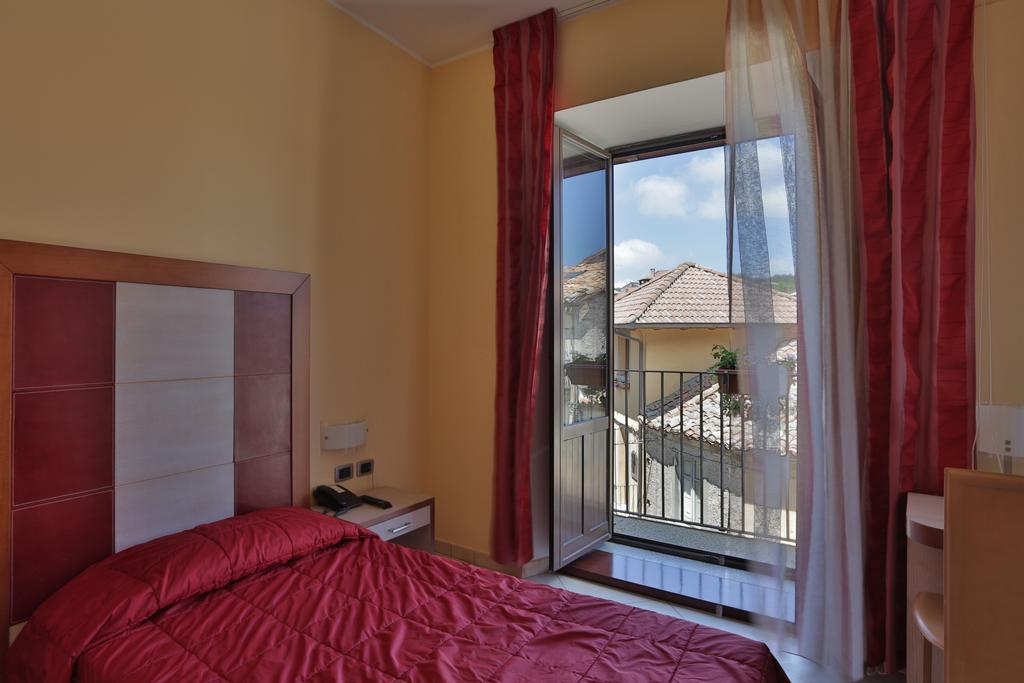 Hotel Conte Ruggero Serra San Bruno Szoba fotó
