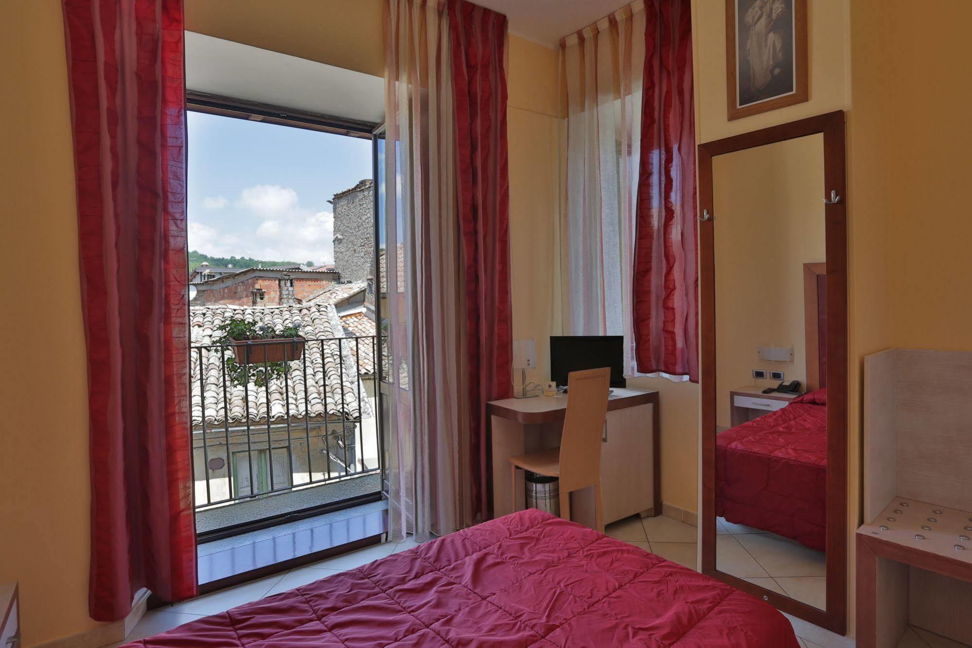 Hotel Conte Ruggero Serra San Bruno Kültér fotó